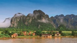 Laos, Blick auf See mit Bergen