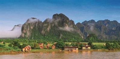 Laos, Blick auf See mit Bergen