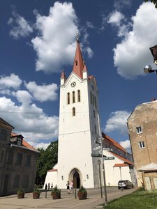 Baltikum_Kirchturm_ohne_Touristen