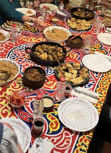Gemeinsames Abendessen bei einer lokalen Familie