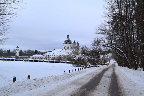 Litauen verschneiter Weg zur Kathedrale in Kaunas