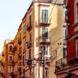 Häuserfassaden in der Altstadt Neapels