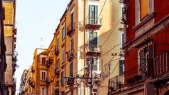 Häuserfassaden in der Altstadt Neapels