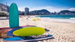 Surfbretter an der Copacabana, TOP 5 Sehenswürdigkeiten Brasilien