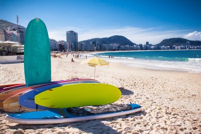 Surfbretter an der Copacabana, TOP 5 Sehenswürdigkeiten Brasilien
