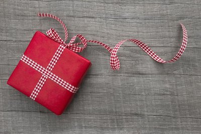 Weihnachtsgeschenk in rotem Papier
