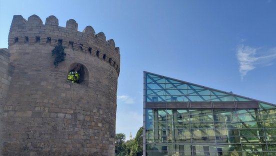 Blick auf die U-Bahn und die Stadtmauer in Baku, Aserbaidschan