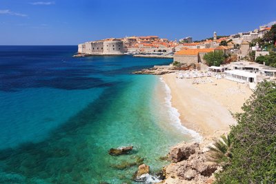Altstadt von Dubrovnik und Strand, Kroatien 