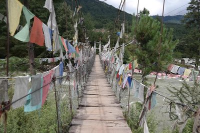 Gebetsfahnen an einer Brücke in Bhutan
