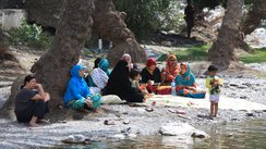 Oman, Menschen am Fluss