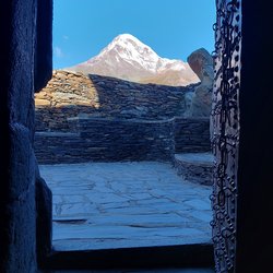 Blick durch die Tür an der Dreifaltigkeitskirche Gergeti, Georgien Blick durch die Tür an der Dreifaltigkeitskirche Gergeti, Georgien