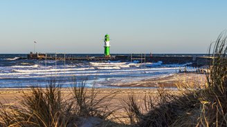 Pier mit Turm an der Ostsee