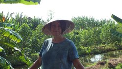 Frau mit vietnamesischen Hut im Mekong Delta