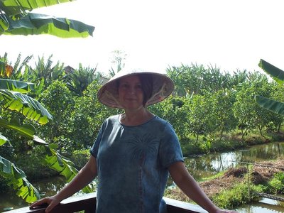 Frau mit vietnamesischen Hut im Mekong Delta