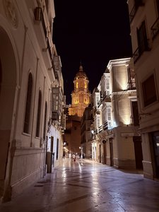 Die Gassen Málagas bei Nacht in Andalusien 