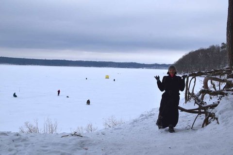 Litauen Reiseleiterin Renata vor zugefrorenem Stausee von Kaunas_Kauno marios