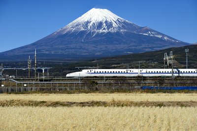 Shinkansen vor Mt. Fuji