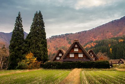 Häuser in Shirakawago im Herbst