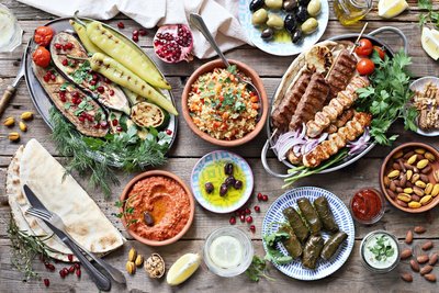 Esstisch mit arabischen bzw. mediterranen Speisen