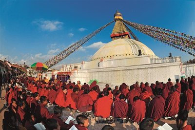 Buddhistische Mönche an der Bodnath-Stupa in Kathmandu, Nepal