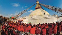 Buddhistische Mönche an der Bodnath-Stupa in Kathmandu, Nepal