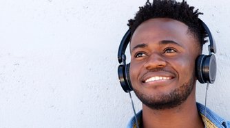 Afrikanischer Mann mit Kopfhörer