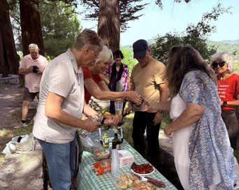 Picknick auf einem Naturplatz in Grazalema in Andalusien