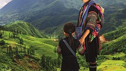 Mutter mit Kind vor Landschaft, Vietnam