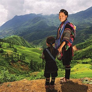 Mutter mit Kind vor Landschaft, Vietnam