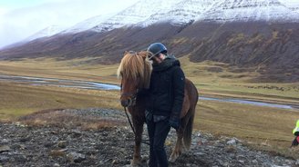 SKR Mitarbeiterin Franzi_auf_Pferd_in_Island
