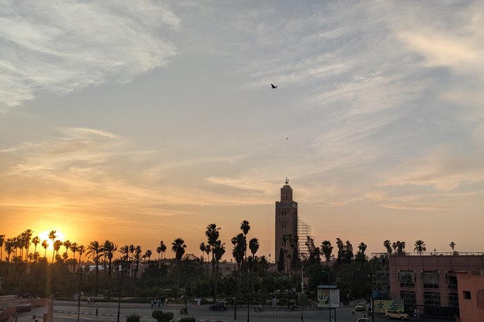 Sonnenuntergang mit Blick auf die Koutoubia-Moschee - ein Highlight im Marokko Reisebericht