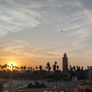 Sonnenuntergang mit Blick auf die Koutoubia-Moschee - ein Highlight im Marokko Reisebericht