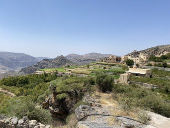 Blick vom Hotel auf die Berglandschaft Jabal Akhdar in Nizwa in Oman