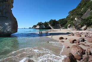 Blick auf die Cathedral Cove auf der Halbinsel Coromandel