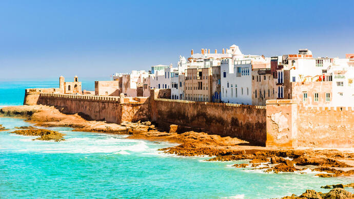 die Stadtmauer der Altstadt Essaouira mit Blick auf das Meer in Marokko