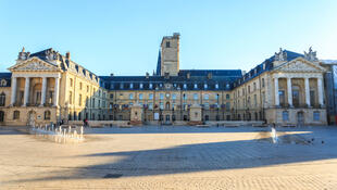 Der Befreiungsplatz und der Palast der Herzöge von Burgund