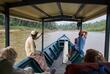 Holzboot mit Passagieren