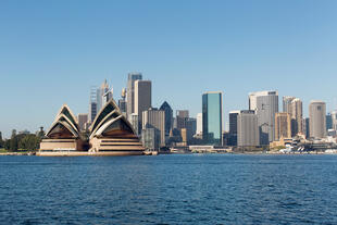 Opernhaus vor Sydneys Skyline 