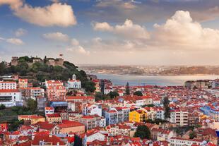 Ausblick auf die typischen roten Dächer Lissabons