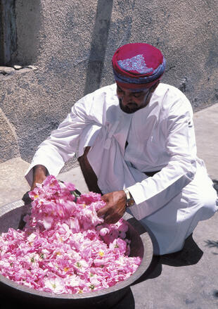 Arabischer Mann mit Blumen