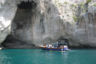 Boot vor einer Grotte in Capri