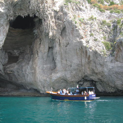 Boot vor einer Grotte in Capri