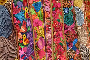 Farbenfrohe Stoffe auf dem Indiomarkt Otavalo
