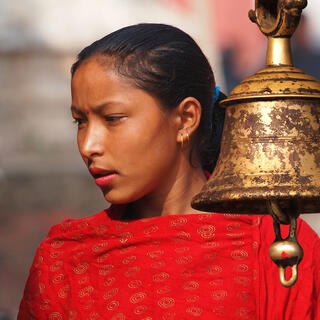 Betende Frau in Kathmandu