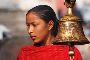Betende Frau in Kathmandu