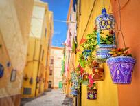 Bunte Häuser und bemalte Blumenkästen auf Sardinien 