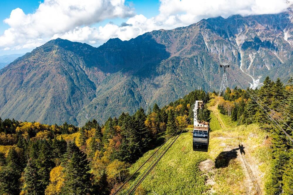 Seilbahnfahrt in den japanischen Alpen