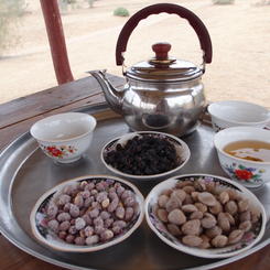 traditioneller turkmenischer Tee mit Gebäck 