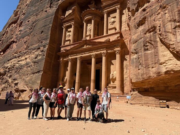 Die Expedienten vor der Felsenstadt Petra