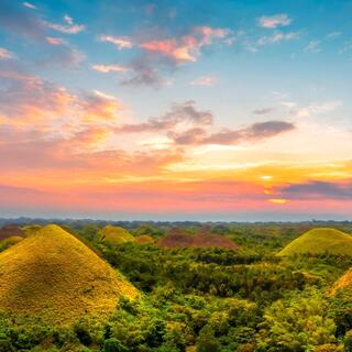 Die Schokoladenhügel auf Bohol bei Sonnenuntergang